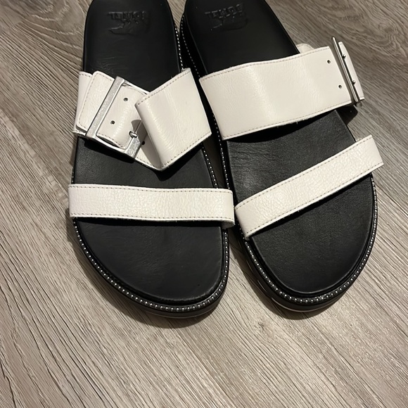 Sandal - Picture 2 of 7